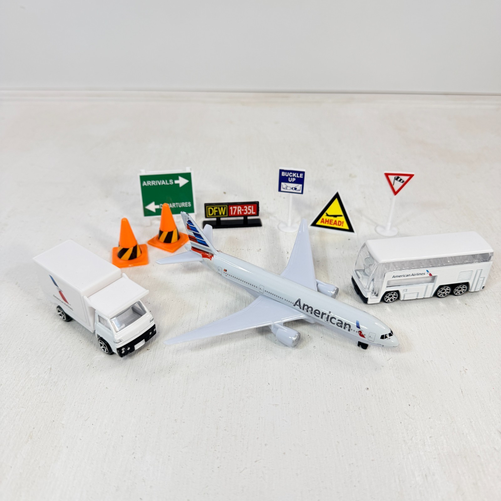 Daron American Airlines Airport Playset Boeing 777 Diecast Plane Ground Vehicles