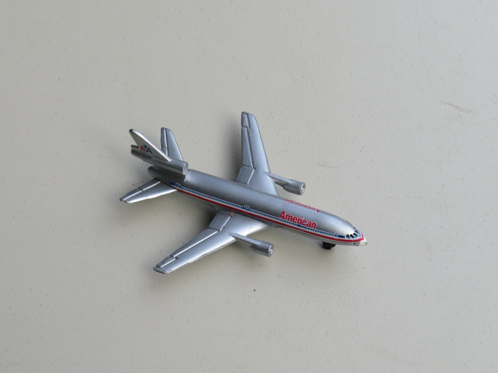 AMERICAN AIRLINER – SB13 DC-10 PASSENGER PLANE, DIE CAST METAL TOY, 4.25″ Length