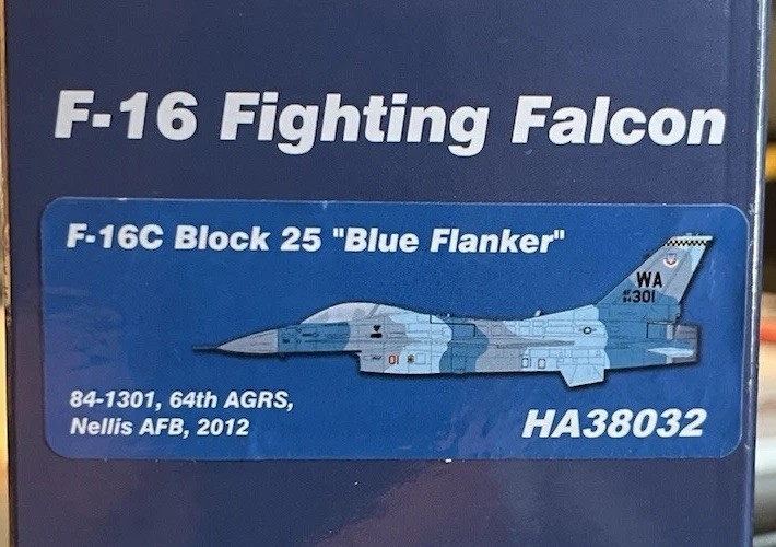 Hobby Master HA38032 F-16C Fighting Falcon 1/72 Model Red 01 / Blue Flanker