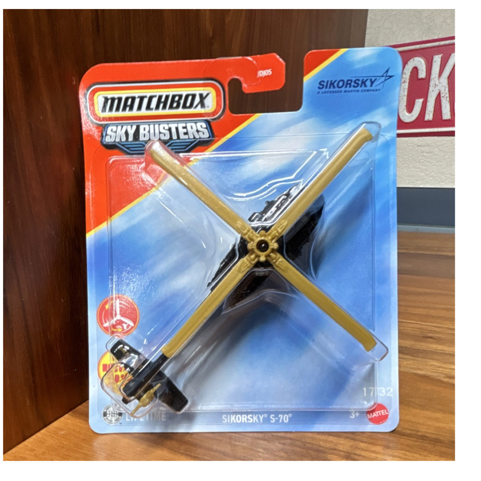 Matchbox Sky Busters Sikorsky S-70 Helicopter 1:32 Black/Gold JJW15