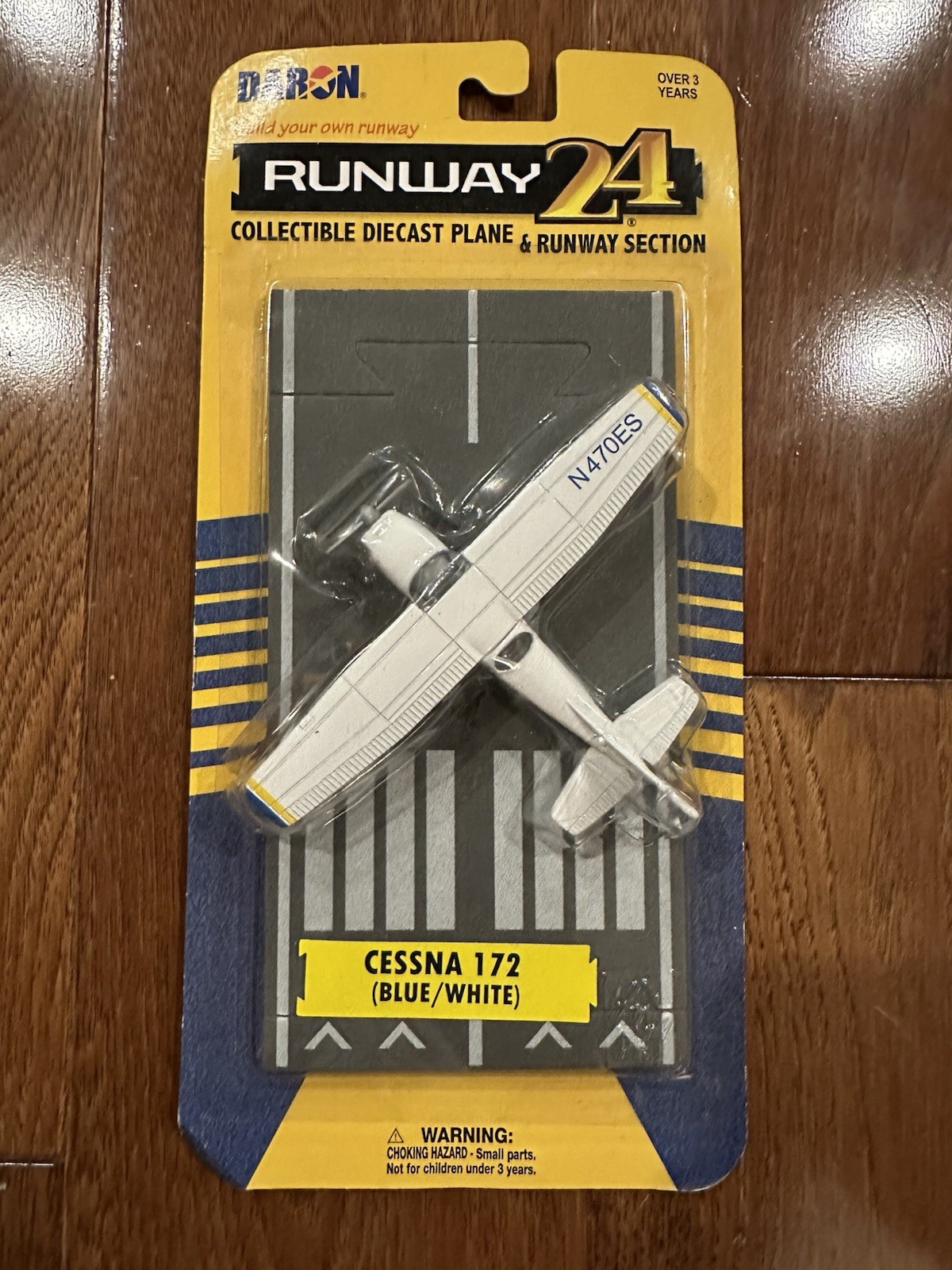Daron Runway 24 Cessna 172 Diecast Plane & Runway Section New Sealed
