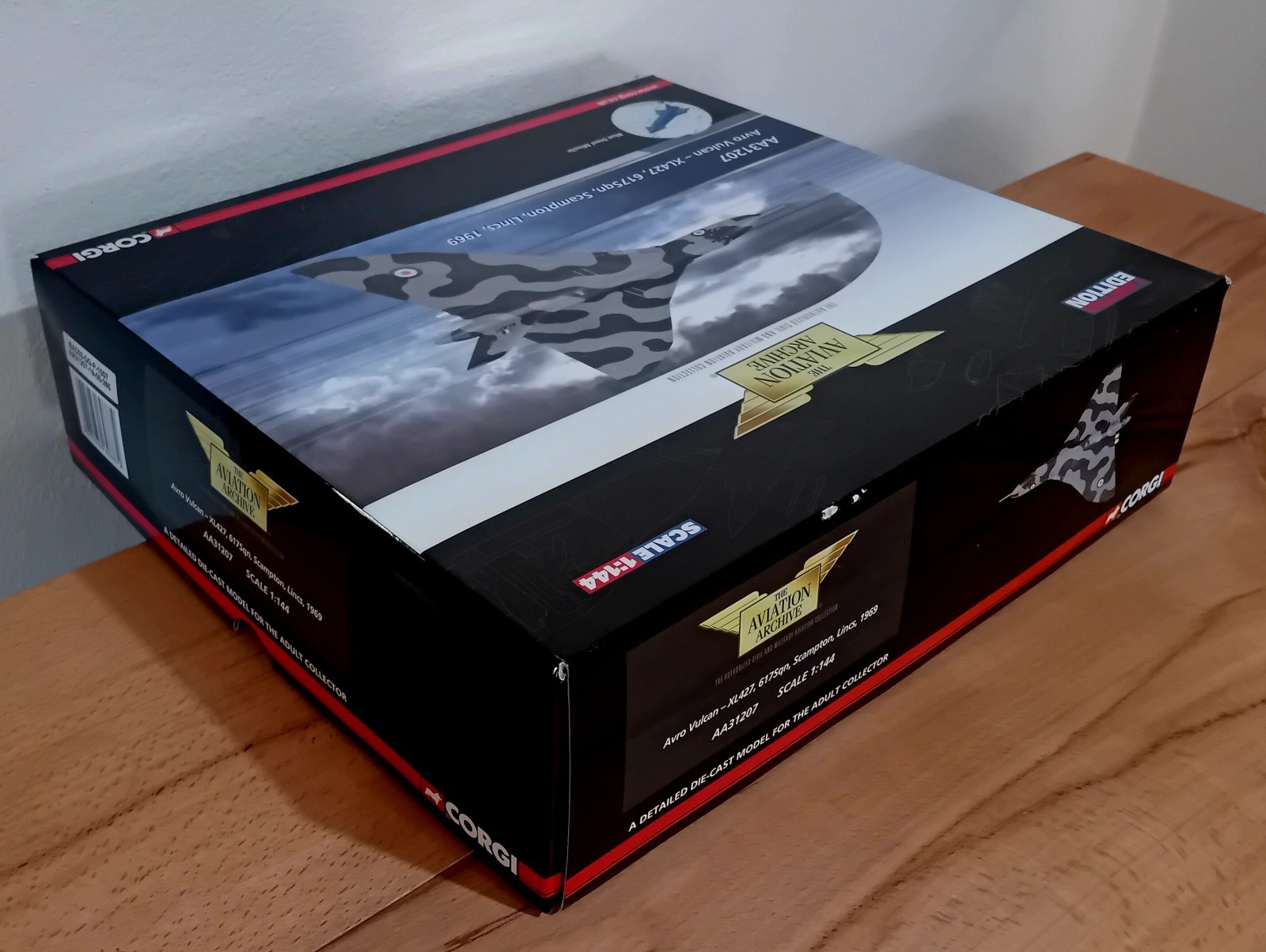 Corgi Aviation AA31207 Avro Vulcan XL427 617 Sqn Scampton Lincs 1969 1:144 Scale