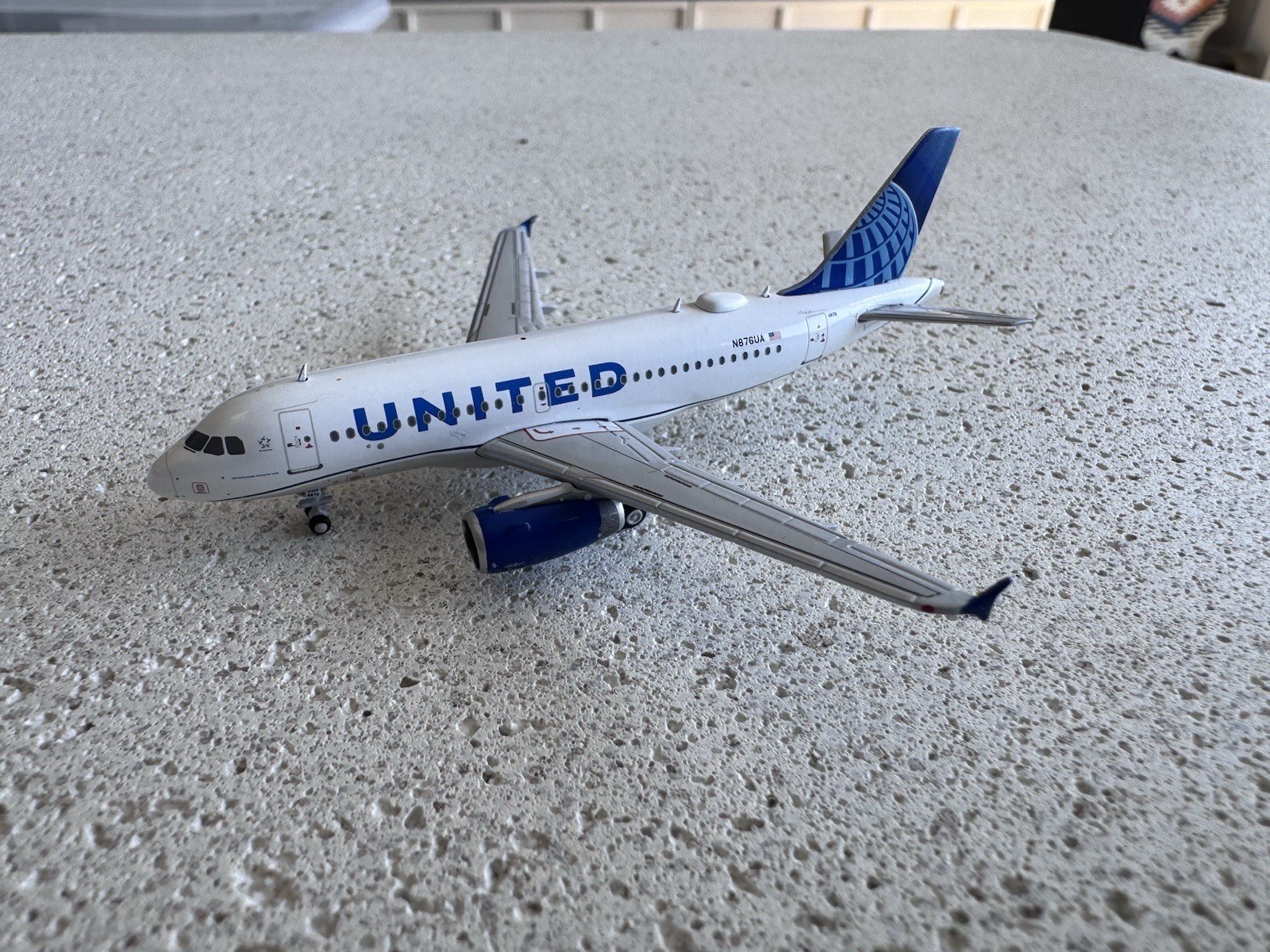 GeminiJets 1:400 United Airlines Airbus A319 N876UA GJUAL1914 Scale Model Plane