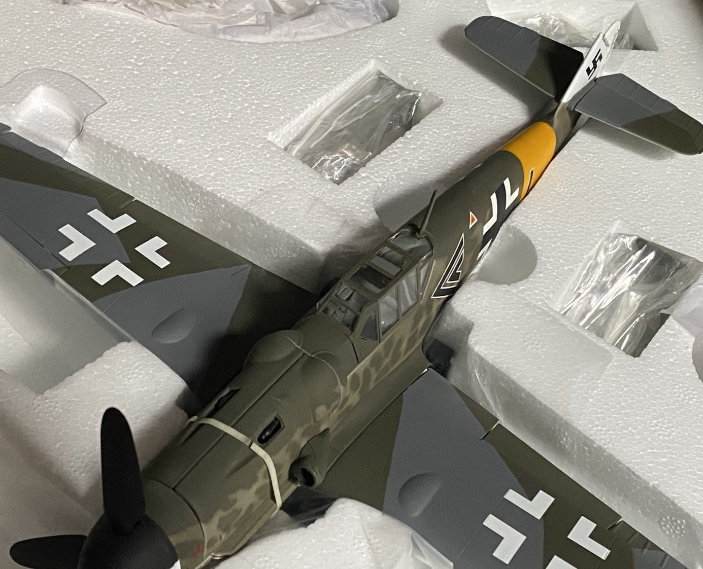 Corgi US34907 Bf109G Anton Hacki (192 Victories) Oldenburg Germany 1944 3Figures