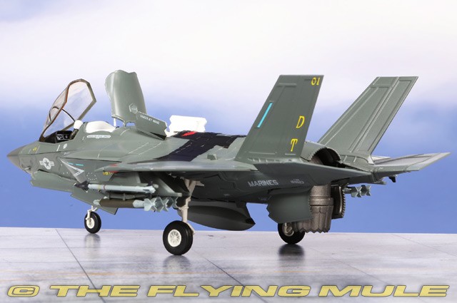 Hobby Master 1:72 F-35B Lightning II USMC VMFA-242 Bats Beast Mode