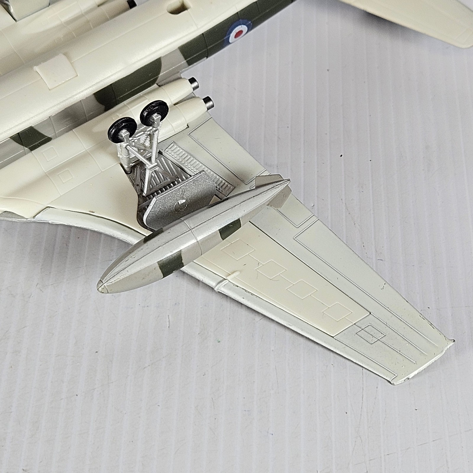 Archive Vickers Valiant Mk1 Camouflage Scale 1:144 Plastic Display Model Unbox