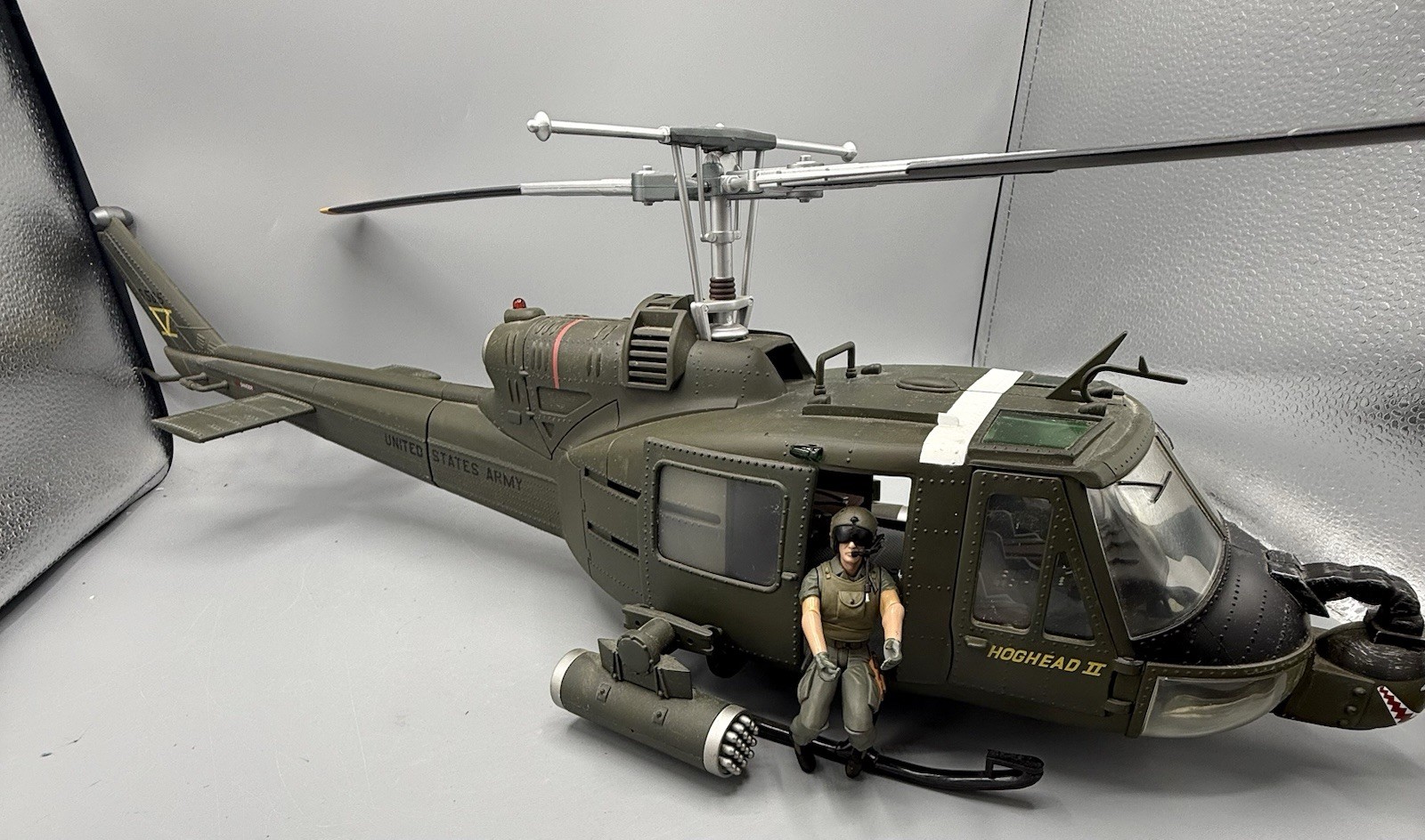 21st Century 1:18 UH-1C Huey Helicopter Hoghead II Vietnam MISSING REAR ROTOR